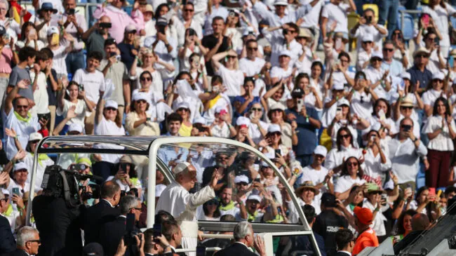 La visita de León XIV a España, en directo | El Pontífice llega en el papamóvil al estadio de Gran Canaria para presidir la misa