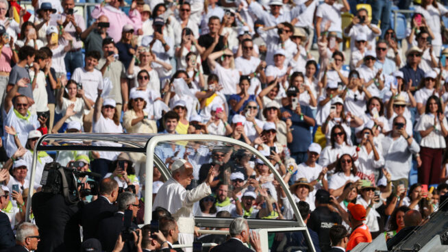 La visita de León XIV a España, en directo | El Pontífice llega en el papamóvil al estadio de Gran Canaria para presidir la misa