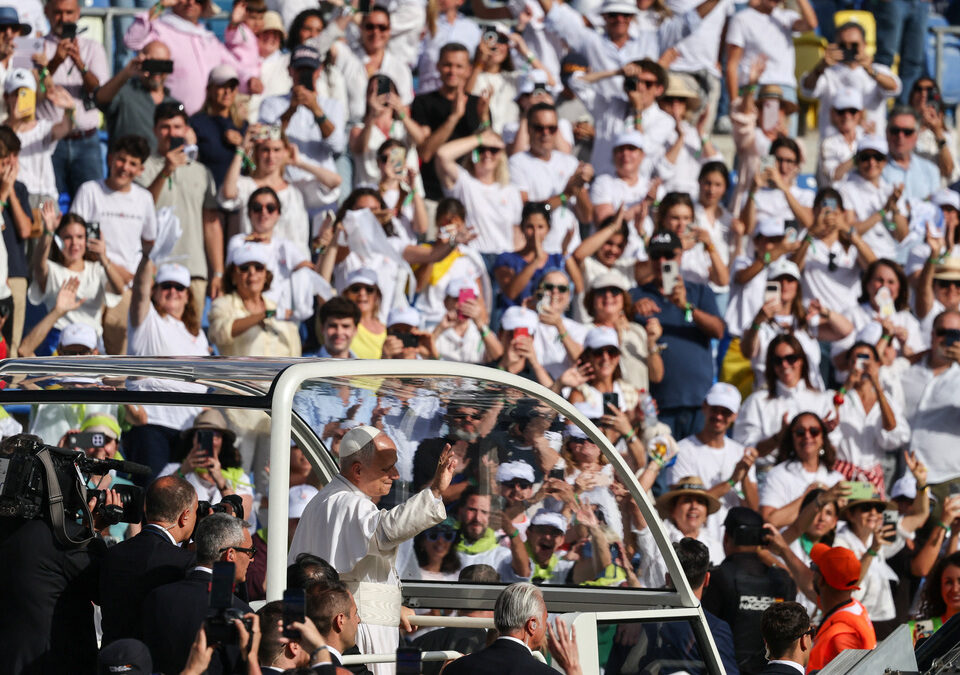 La multitudinaria misa del papa León XIV en el estadio de Gran Canaria, en imágenes