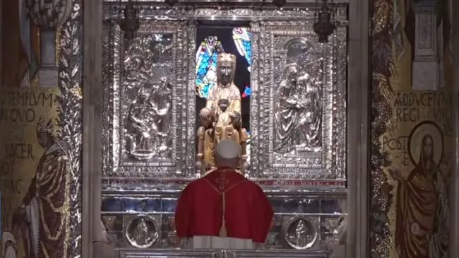 El Papa se pone «a los pies de 'La Moreneta'» y pide en catalán vencer la «división»