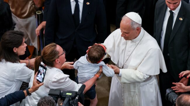 Un Papa protegido por 7.000 agentes bendice a un centenar de bebés en Barcelona