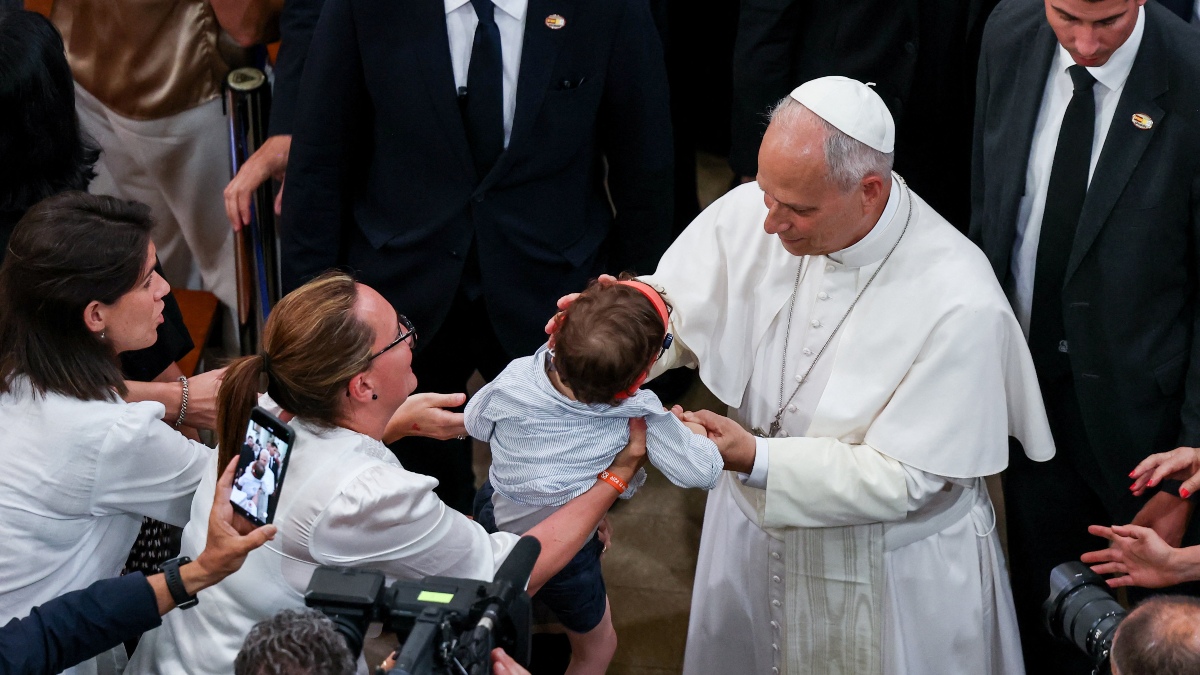 Un Papa protegido por 7.000 agentes bendice a un centenar de bebés en Barcelona