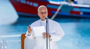 Las imágenes de la llegada del Papa a Gran Canaria y su visita al muelle de Arguineguín