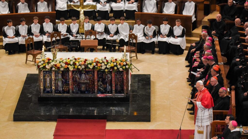 El Papa León XIV durante la celebración de la oración del Santo Rosario en la Abadía de Nuestra Señora de Montserrat.