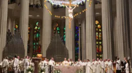 El Papa se acerca a la Iglesia catalana en la Sagrada Familia, faro «de unidad para España»