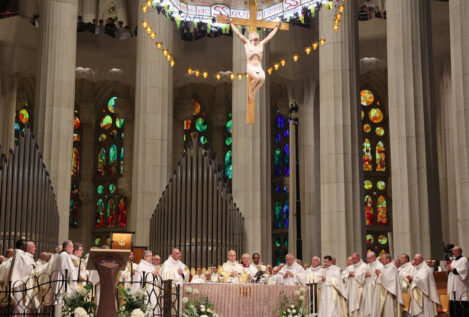 El Papa se acerca a la Iglesia catalana en la Sagrada Familia, faro «de unidad para España»