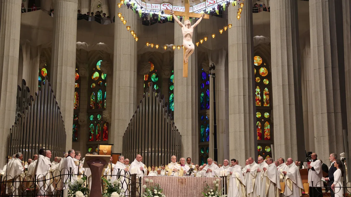 El Papa se acerca a la Iglesia catalana en la Sagrada Familia, faro «de unidad para España»