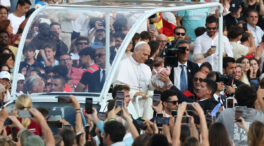 El Papa congrega a miles de fieles en una multitudinaria vigilia en el Olímpico de Barcelona