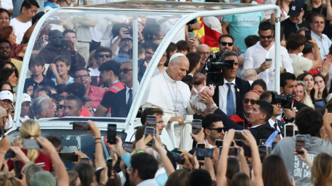 El Papa congrega a miles de fieles en una multitudinaria vigilia en el Olímpico de Barcelona