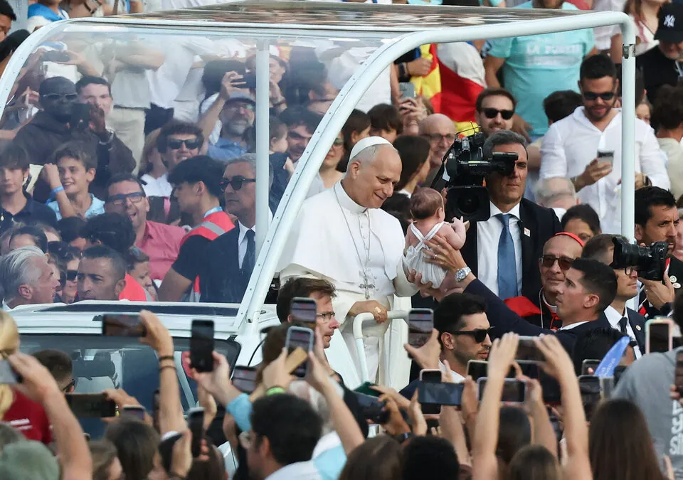El Papa congrega a miles de fieles en una multitudinaria vigilia en el Olímpico de Barcelona