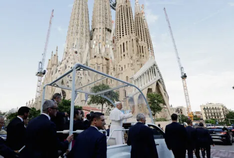 El Papa llega a la Sagrada Familia donde bendecirá la Torre de Jesucristo tras la misa