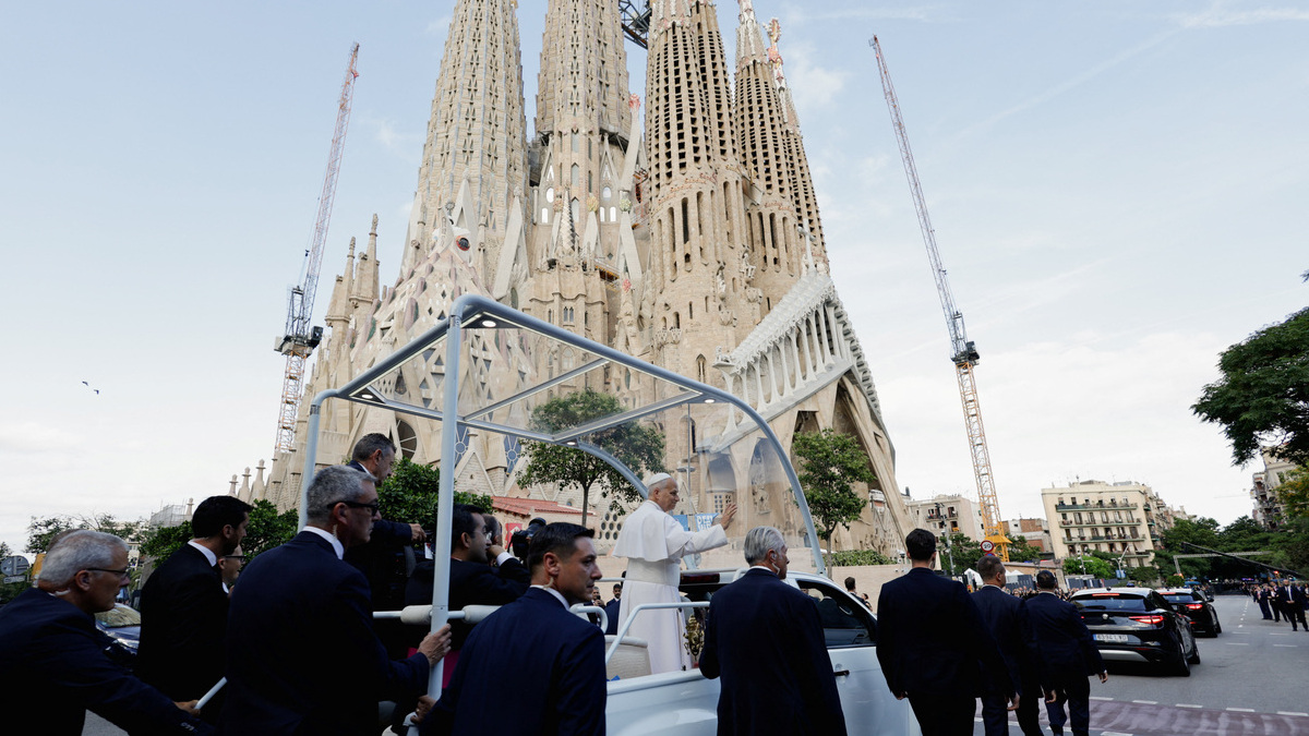 El Papa llega a la Sagrada Familia donde bendecirá la Torre de Jesucristo tras la misa