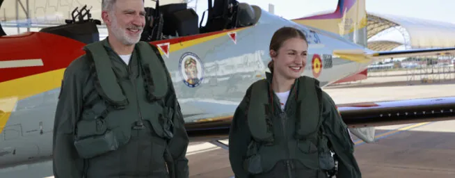 El significado de los papeles que llevan la princesa  Leonor y el rey Felipe en su mono militar