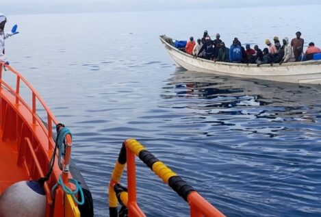 Salvamento Marítimo rescata a 77 inmigrantes en una patera cerca de las aguas de Canarias