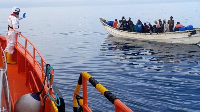 Salvamento Marítimo rescata a 77 inmigrantes en una patera cerca de aguas Canarias