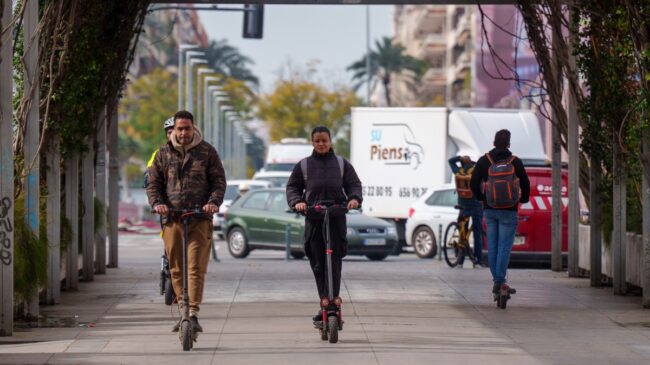El Gobierno fija en 15 años la edad mínima para conducir patinetes y uso obligatorio de casco