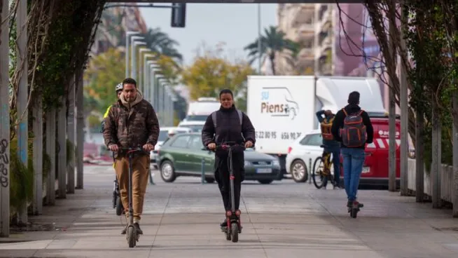 El Gobierno fija en 15 años la edad mínima para conducir patinetes y uso obligatorio de casco