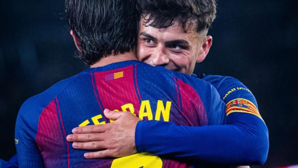 Ferran y Pedri abrazándose