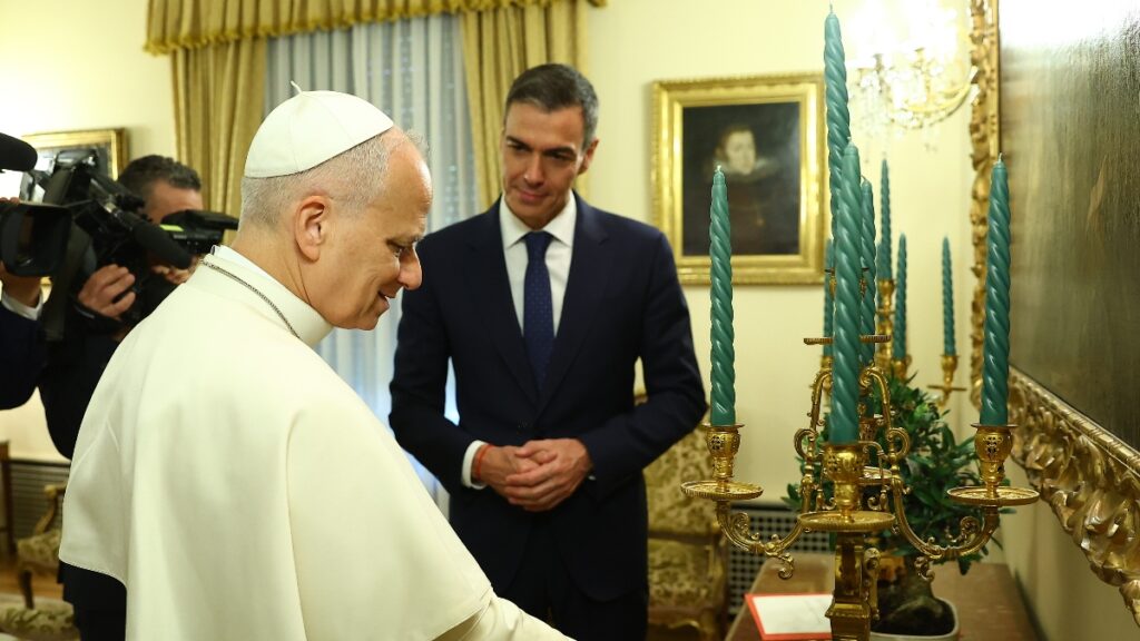 El presidente del gobierno, Pedro Sánchez, y el Papa León XIV.
