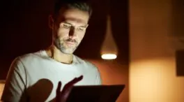 Nicolás Salcedo, psicólogo: «Las personas inteligentes se están friendo el cerebro simplemente para poder dormir»