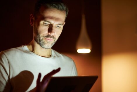 Nicolás Salcedo, psicólogo: «Las personas inteligentes se están friendo el cerebro simplemente para poder dormir»