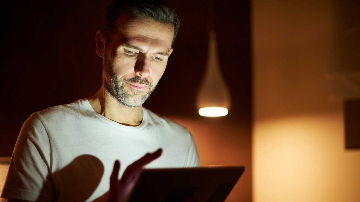 Nicolás Salcedo, psicólogo: «Las personas inteligentes se están friendo el cerebro simplemente para poder dormir»