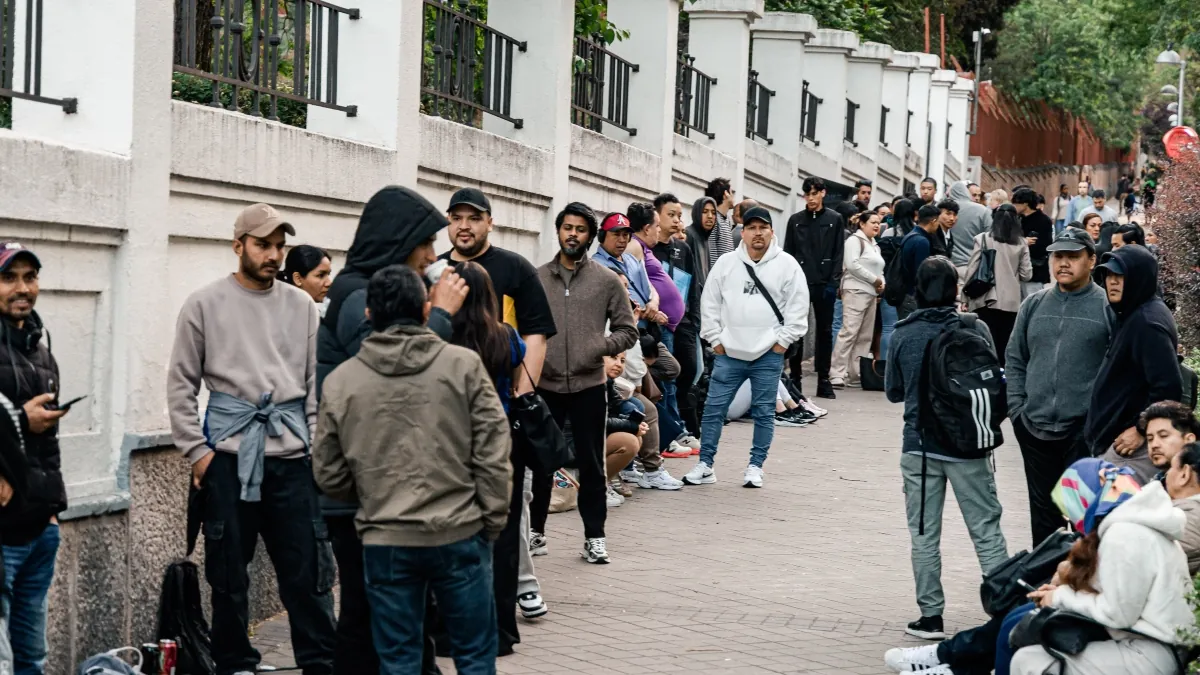 La regularización de inmigrantes acaba este martes con presiones para ampliar los plazos