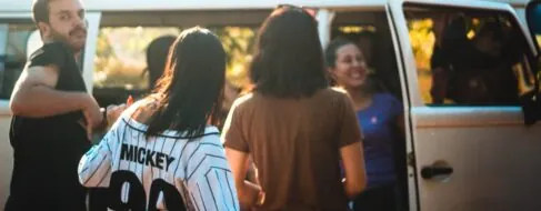 En el verano en el que los adolescentes viven más fuera de casa, la seguridad los acompaña