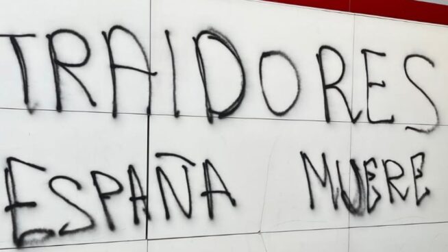 Aparece en la sede del PSOE de Córdoba una pintada llamándoles «traidores»