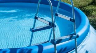 Adiós a las piscinas hinchables: la Ley de Propiedad Horizontal marca los casos en los que tus vecinos pueden prohibirte poner una en la terraza
