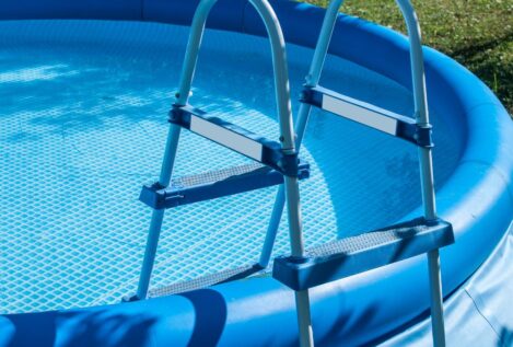 Adiós a las piscinas hinchables: la Ley de Propiedad Horizontal marca los casos en los que tus vecinos pueden prohibirte poner una en la terraza