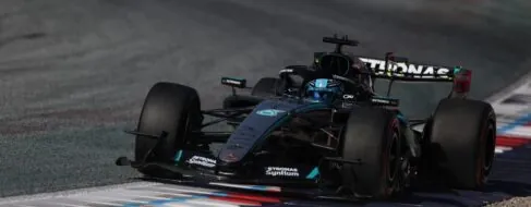 Russell consigue la pole en Austria con polémica por banderas amarillas