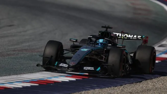 Russell consigue la pole en Austria con polémica por banderas amarillas