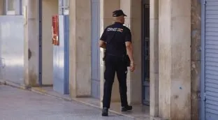 Agrede sexualmente a una empleada, la Policía va a detenerle y halla un cadáver en su nevera