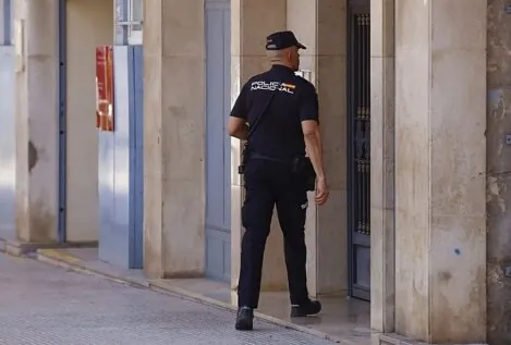 Agrede sexualmente a una empleada, la Policía va a detenerle y halla un cadáver en su nevera
