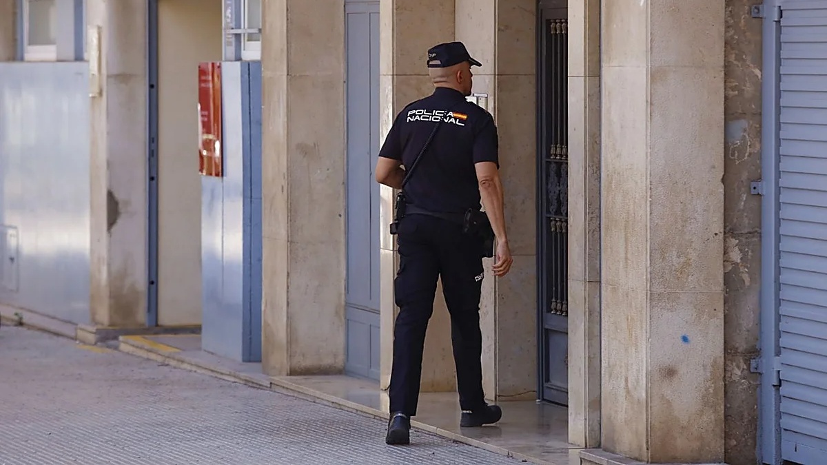 Agrede sexualmente a una empleada, la Policía va a detenerle y halla un cadáver en su nevera