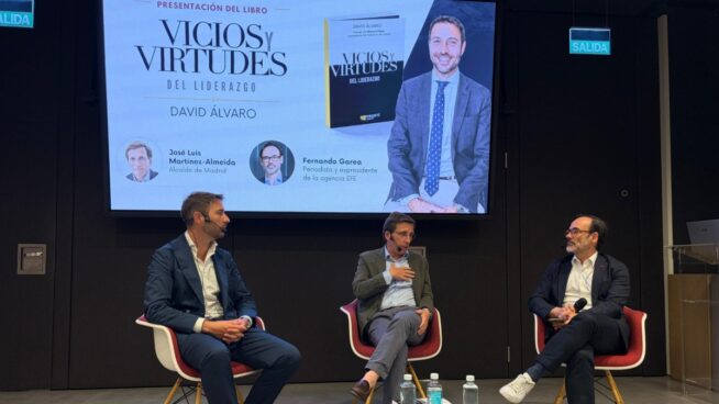 La presentación de 'Vicios y virtudes del liderazgo' reúne a políticos y a empresarios