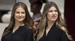 Del top rojo y vaqueros a los tonos blancos: los dos 'looks' relajados de Leonor y Sofía en el concierto de Bad Bunny