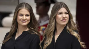 Del top rojo y vaqueros a los tonos blancos: los dos 'looks' relajados de Leonor y Sofía en el concierto de Bad Bunny