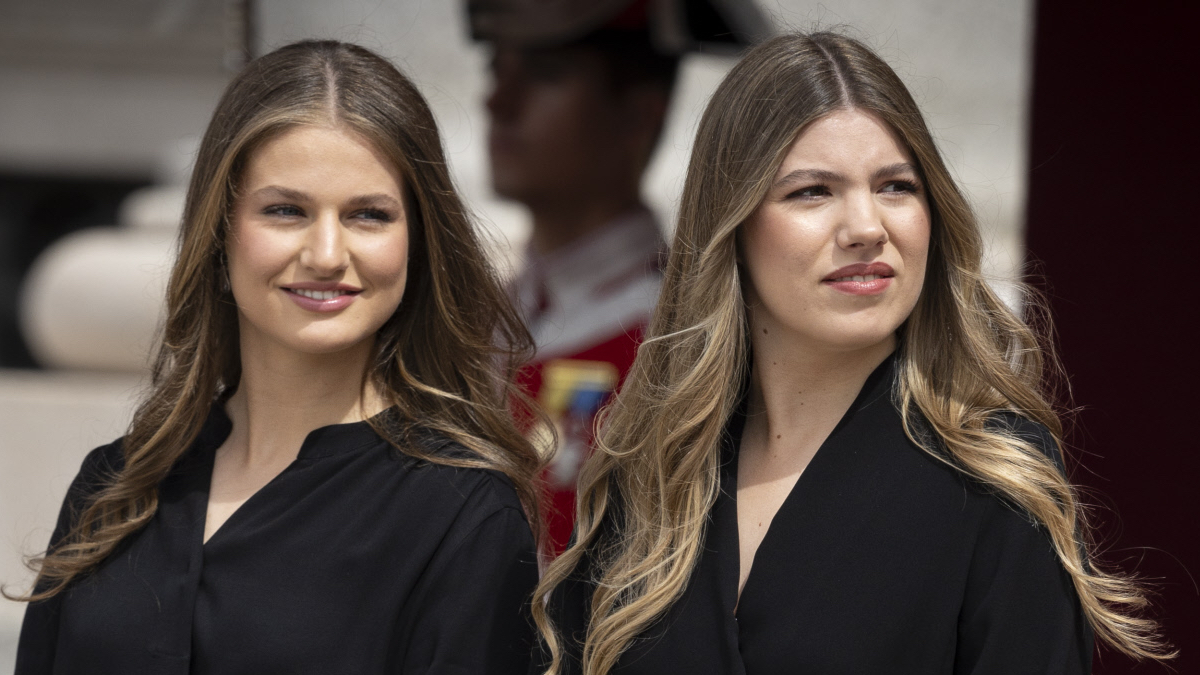 Del top rojo y vaqueros a los tonos blancos: los dos ‘looks’ relajados de Leonor y Sofía en el concierto de Bad Bunny