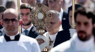 La misa del Corpus Christi en Cibeles, en imágenes