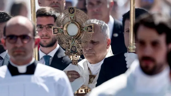 La misa del Corpus Christi en Cibeles, en imágenes