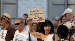 Un centenar de personas protestan frente al CGPJ contra el «golpe judicial» al Gobierno