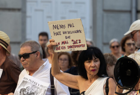 Un centenar de personas protestan frente al CGPJ contra el «golpe judicial» al Gobierno