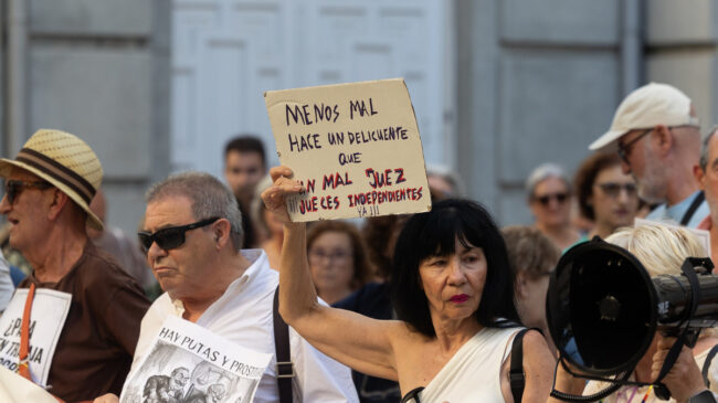 Un centenar de personas protestan frente al CGPJ contra el «golpe judicial» al Gobierno