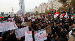 Miles de estudiantes chilenos marchan contra los recortes de Kast en educación