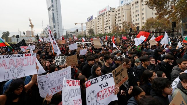 Miles de estudiantes chilenos marchan contra los recortes de Kast en educación