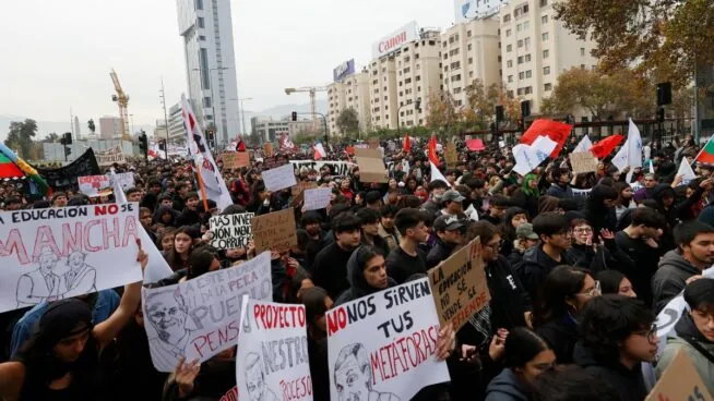 Miles de estudiantes chilenos marchan contra los recortes de Kast en educación
