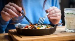 Alexandre Olmos, médico: «Para dormir bien no hay que comer estos tres alimentos; una cena inadecuada pone al cuerpo en modo estrés»