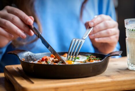 Alexandre Olmos, médico: «Para dormir bien no hay que comer estos tres alimentos; una cena inadecuada pone al cuerpo en modo estrés»